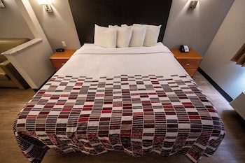 Suite, 1 King Bed (Smoke Free)