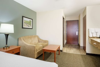 Standard Room, 1 Queen Bed, Non Smoking, Refrigerator & Microwave