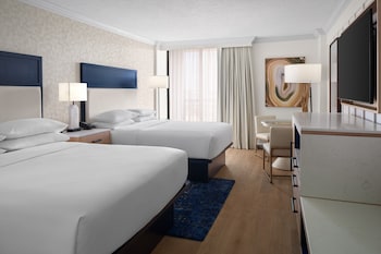 Room, 2 Queen Beds, Pool View