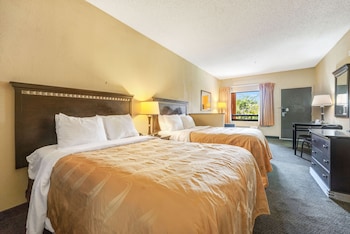 Studio Suite, 2 Double Beds, Pool View
