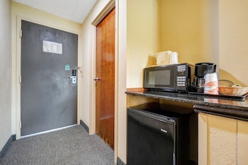 Studio Suite, Multiple Beds, Pool View