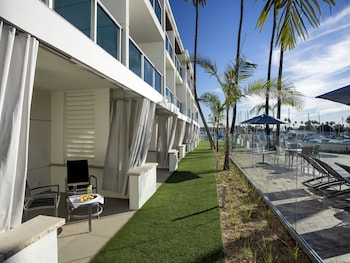 Room, 2 Queen Beds, Marina View, Poolside