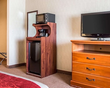 Standard Room, 1 King Bed, Smoking, Jetted Tub
