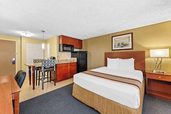 Standard Room, 1 Queen Bed, Non Smoking, Refrigerator & Microwave