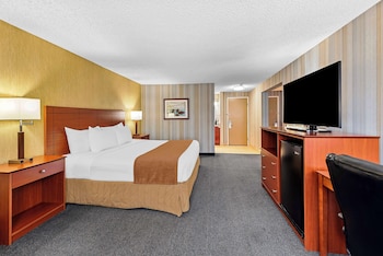 Suite, 1 King Bed, Non Smoking, Refrigerator & Microwave (Living Room)