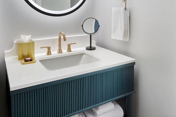 Deluxe Room, 1 King Bed (Mobility Accessible, Roll-in Shower)