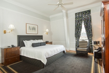 Deluxe Room, 1 King Bed (Mobility Accessible, Roll-in Shower)
