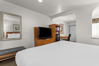 Suite, 1 King Bed, Non Smoking, Refrigerator & Microwave