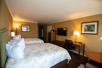 Deluxe Room, 2 Queen Beds, Accessible, Patio (Walk-in Shower)