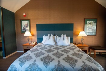 Deluxe Room, 1 King Bed, Non Smoking, Balcony