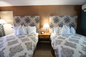 Deluxe Room, 2 Queen Beds, Accessible, Patio (Walk-in Shower)
