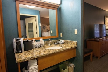 Deluxe Room, 2 Queen Beds, Accessible, Patio (Walk-in Shower)
