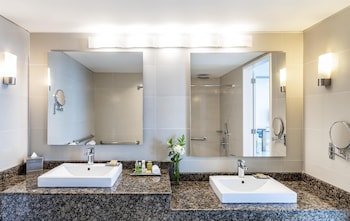 Room, 1 King Bed, Accessible, Kitchenette (Parlor)