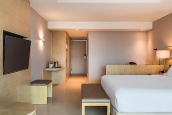 Executive Room, 1 King Bed, City View