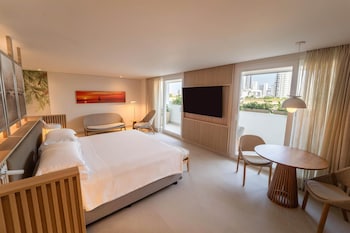 Suite, 1 King Bed, City View