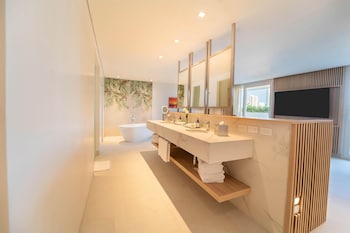 Suite, 1 King Bed, City View