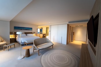 Premium Suite, 1 King Bed, City View