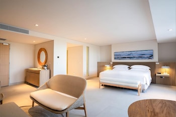 Superior Suite, 1 King Bed, City View