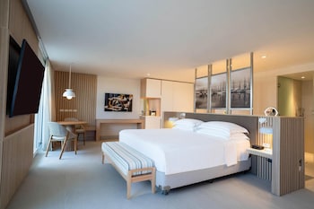 Suite, 1 King Bed, City View