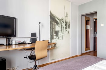 Standard Room, 1 Queen Bed, Non Smoking (Business)