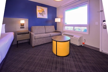 Standard Room, 1 King Bed, Accessible Tub, Non Smoking