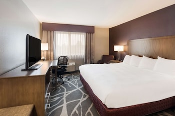 Standard Room, 1 King Bed, Non Smoking, Refrigerator & Microwave