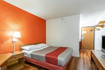 Deluxe Room, 1 Queen Bed, Non Smoking