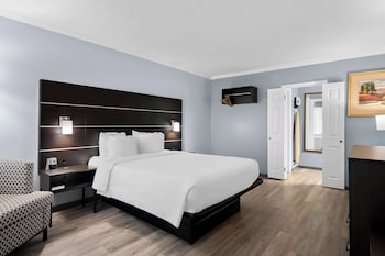Business Room, 1 Queen Bed, Non Smoking, Refrigerator & Microwave