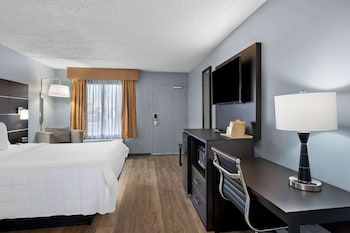 Business Room, 1 Queen Bed, Non Smoking, Refrigerator & Microwave