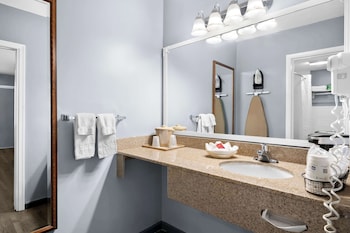 Standard Room, 1 Queen Bed, Accessible, Bathtub