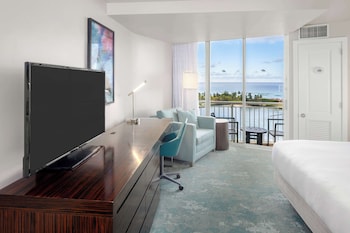 CORNER SUITE - HIGH FLOOR - OCEAN VW - 1KING