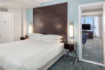 CORNER SUITE - HIGH FLOOR - OCEAN VW - 1KING