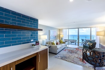 HONEYMOON SUITE- OCEAN AND GARDEN VIEW- 1KNG