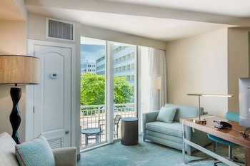 JR SUITE MOBILITY ACCESSIBLE RI SHWR - 1KNG