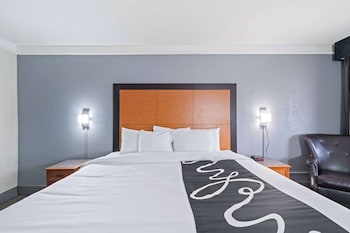 Room, 1 King Bed, Accessible, Non Smoking (Mobility,Tub w/Grab Bars)