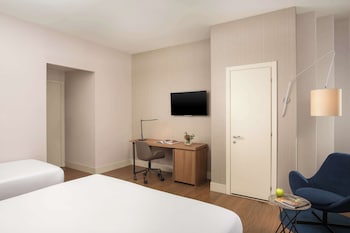 Family Room (3 Adults)