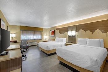 Suite, 2 Queen Beds, Non Smoking, Refrigerator