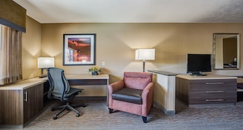 Suite, 1 King Bed, Non Smoking, Refrigerator