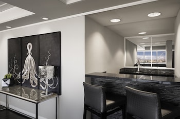 Fab Vice Presidential Suite, 1 King, Non-Smoking