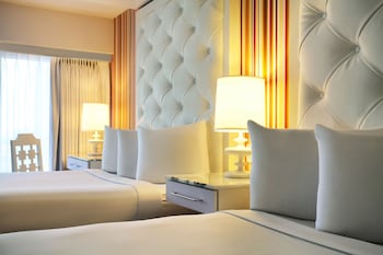 Go Room, 2 Queen Beds, Non Smoking, Strip View