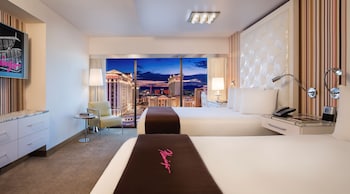 Go Room, 2 Queen Beds, Non Smoking, Strip View