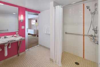 Go Deluxe, 1 King, Non-Smoking, Roll-In Shower
