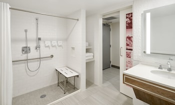 Flamingo Room, 2 Queen, Non-Smoking, Roll-In Shower