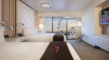 Go Room 2 Queens Attraction View Non-Smoking