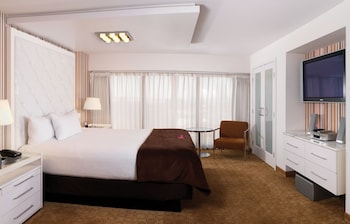 GO Premium Suite, 1 King, Non-Smoking