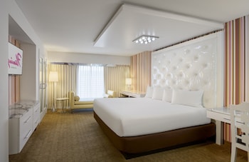 Go Deluxe, 1 King, Non-Smoking, Roll-In Shower