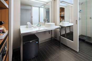 Room, 1 King Bed (Mobility/Hearing Access, Roll-In Shwr)