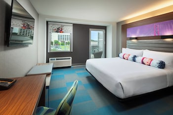Room, 1 King Bed (Mobility/Hearing Access, Roll-In Shwr)