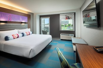 Room, 1 King Bed (Mobility/Hearing Access, Roll-In Shwr)