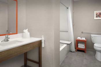Room, 2 Queen Beds, Accessible, Bathtub (Mobility & Hearing)